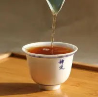 路灯下品茶